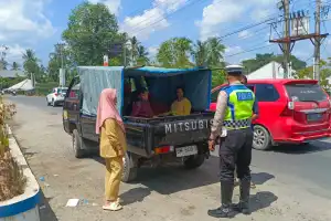 Masih Banyak Mobil Bak Terbuka Angkut Penumpang di Aceh Tamiang