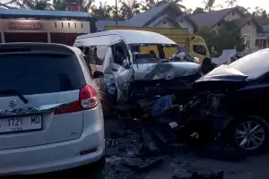 Sopir Ngantuk, HiAce Hantam Dua Mobil di Aceh Timur