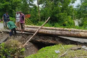 Jalan Penghubung Antar Desa di Kecamatan Sungai Mas Ambles