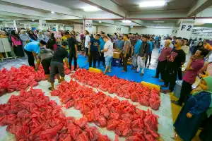 Masjid Raya Baiturrahman Banda Aceh Bagi 2.200 Paket Daging Kurban untuk Fakir Miskin