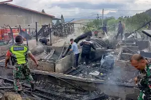 Diduga Arus Pendek, Empat Rumah Kontrakan di Bener Meriah Terbakar