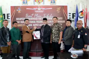 Pasangan Calon Bupati Irmansyah dan Azza Belum Memenuhi Syarat