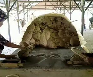 Kisah Janda Lansia Bertahan Hidup Jadi Buruh Pabrik Batu Bata