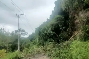 Enam Ruas Jalan di Aceh Barat Tertimbun Longsor