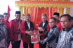 Sarjani-Alzaizi Daftar ke KIP Pidie, Didampingi Delapan Parpol
