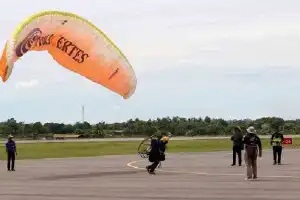 Jilbab Terlilit Mesin, Atlet Paramotor PON Asal DKI Jakarta Terjun ke Rumah Warga