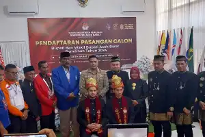 Kendarai Vespa, Tarmizi SP dan Said Fadheil Serahkan Berkas Balon Bupati dan Wakil ke KIP Aceh Barat