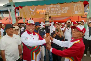 Antusias Warga Sambut Kirab Api PON di Takengon