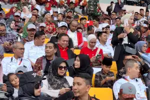 Irwandi Hadir Bareng Steffy Saksikan Pembukaan PON di Stadion Harapan Bangsa, Kompak Pakai Baju Merah Menyala