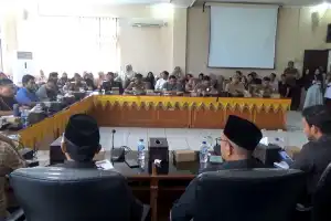 Bantah Isu Politisasi Debu PT Mifa Jelang Pilkada, Aparatur Desa Peunaga Cot Ujong Perlihatkan Bukti Ronsen Balita Idap Ispa