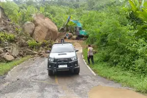 Sempat Lumpuh Tertimbun Longsor, Jalan Uning Pamar Sudah Bisa Dilalui