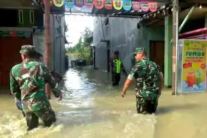 Banjir Akibat Jebolnya Tanggul Sungai Seruway, Dandim Kerahkan Ratusan Personel TNI
