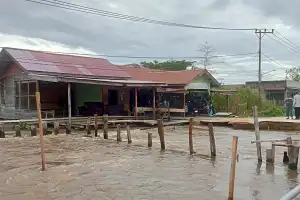 Proyek Jembatan Jalan Bandes Belum Selesai, Rumah Warga Terancam Roboh