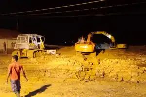 Banjir Surut, Perbaikan Tanggul Sungai Tamiang Dikebut Hingga Malam