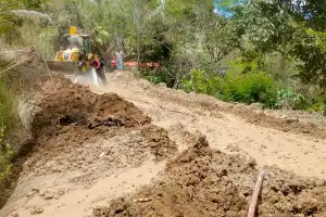 BPBD Bener Meriah Kerahkan Alat Berat Bersihkan Longsor di Jalan Kampung Syura Jadi
