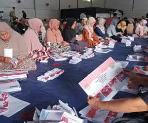 KIP Pidie Kerahkan 240 Orang Lipat Surat Suara, Cek Berapa Upah Pekerja