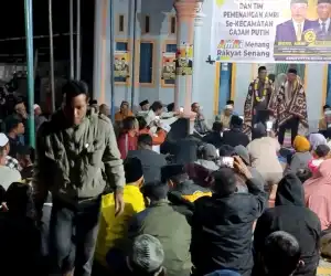 Meski Hujan, Warga Gajah Putih Antusias Hadiri Pertemuan dengan Pasangan AmRi