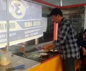 Gratis Martabak Tujuh Hari Demi Bantu AmRi