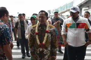 Pj Gubernur Safrizal bersama Agus Fatoni Jemput Kedatangan Mendagri di Bandara Kualanamu