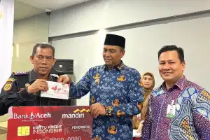 Bank Aceh Cabang Idi Sosialiasasi dan Serahkan KKPD ke Pemkab Aceh Timur