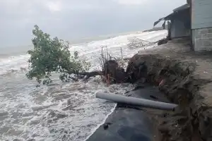 Abrasi Hantam Desa Meunasah Baro, Satu Rumah Warga Rusak Parah