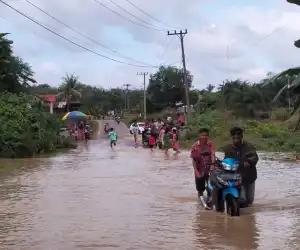 Diterjang Banjir, Tanggul Sungai Seruway Nyaris Jebol