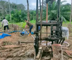 Polisi Tangkap Pelaku Eksploitasi Sumur Minyak Ilegal di Aceh Utara
