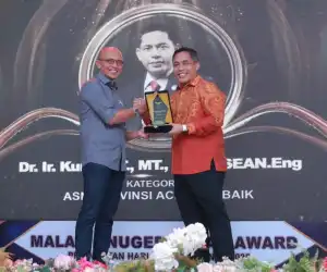 Kurdi Terima Award Sebagai ASN Aceh Terbaik