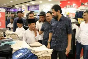 Mualem Boyong 120 Anak Yatim Belanja Baju Lebaran di Suzuya Lhokseumawe