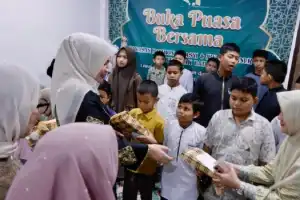 Ketua PKK Aceh Santuni Anak Yatim di Yayasan Halimoen Al Asyi