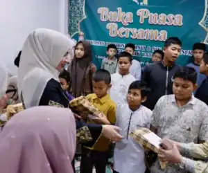 Ketua PKK Aceh Santuni Anak Yatim di Yayasan Halimoen Al Asyi