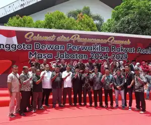 Andung Ihya dan Isyarat Dua Jari dari Gedung DPRA