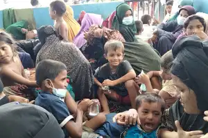 Masyarakat Relokasi 241 Etnis Rohingya ke Pesisir Pantai Kulee Pidie